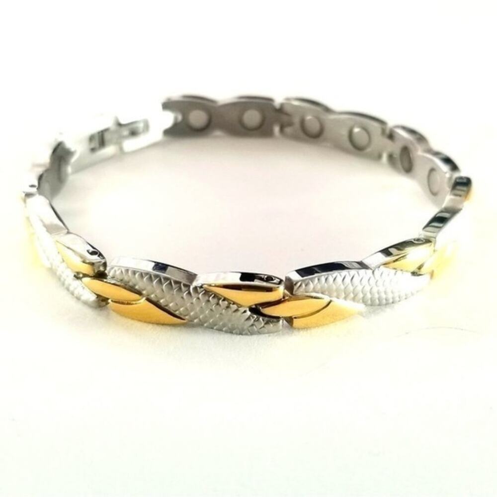 New stainless steel magnetic bracelet. 7.5 inches‎